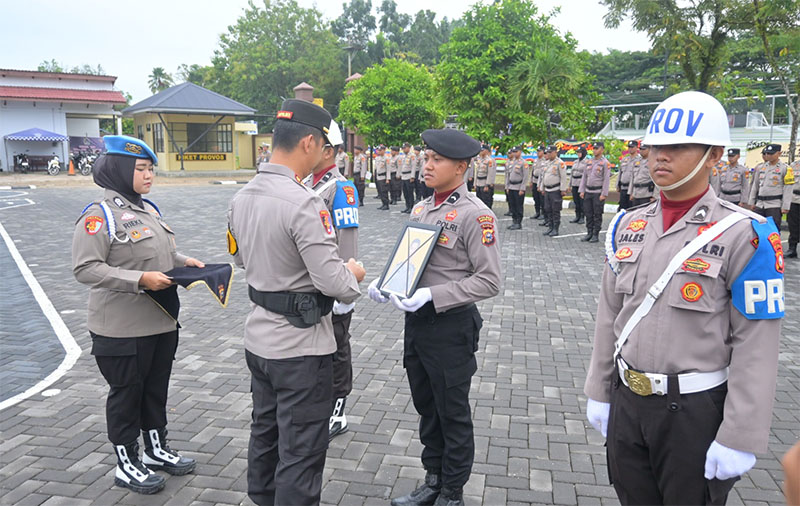 Kapolres Inhu, AKBP Fahrian Saleh Siregar SIK MSI memberi tanda silang pada foto personel yang di PTDH, Kamis (20/11/2025).