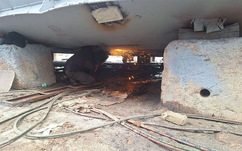 KMP Permata Lestari III masih dalam proses perbaikan lambung kapal, Rabu (19/11/2025).