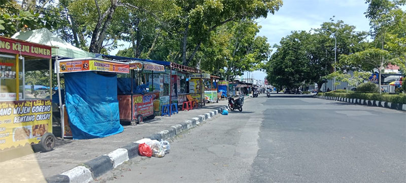 Pedagang Kaki Lima, Kamis (20/11/2025), terlihat berjualan di trotoar eks Terminal Teluk Kuantan.