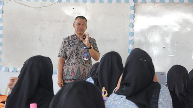 Kepala BNN Dumai AKBP Sasli Rais memaparkan bahaya narkoba kepada siswa SMAN 1 Bangko di Bagansiapiapi, Kamis (20/11/2025).