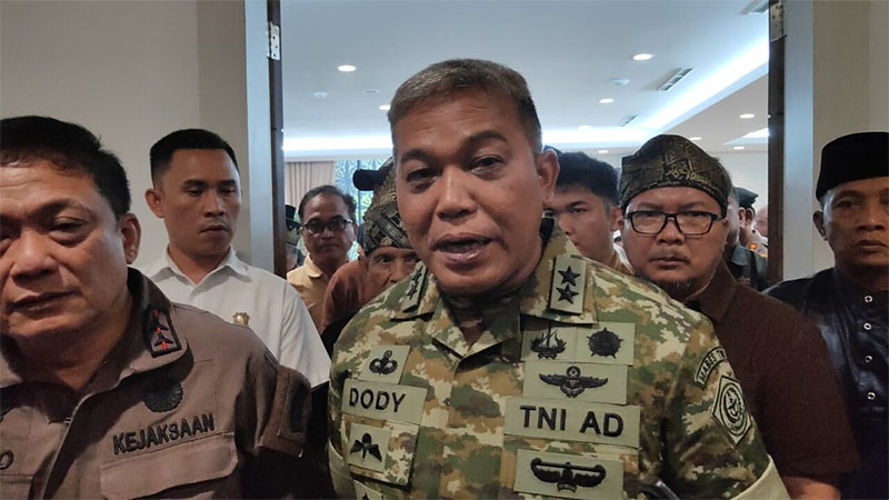 Komandan Satgas PKH Mayjen TNI Doddy Triwinarto ditemui wartawan usai menemui perwakilan massa aksi di Posko Satgas PKH Riau, Kamis (20/11/2025).