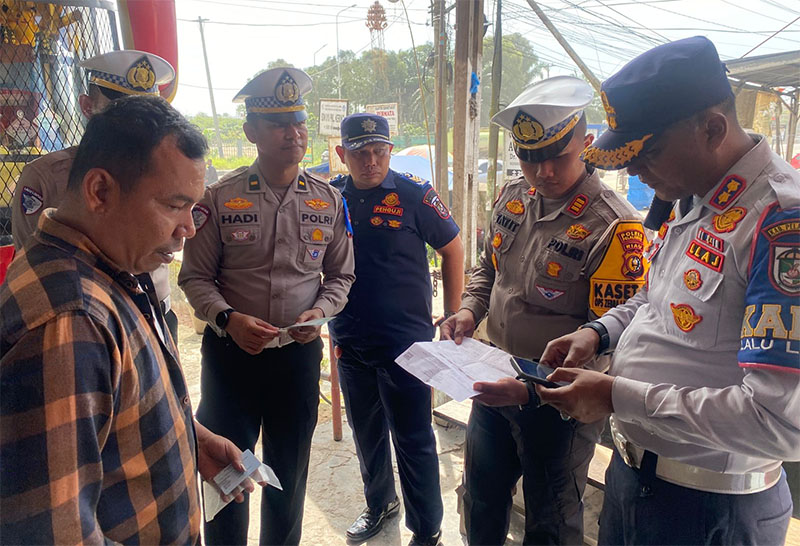 Kasat Lantas Polres Pelalawan, AKP Tatit Rizkyan Hanafi memeriksa kelaikan jalan bus sebagai upaya meningkatkan keselamatan, Kamis (20/11/2025).