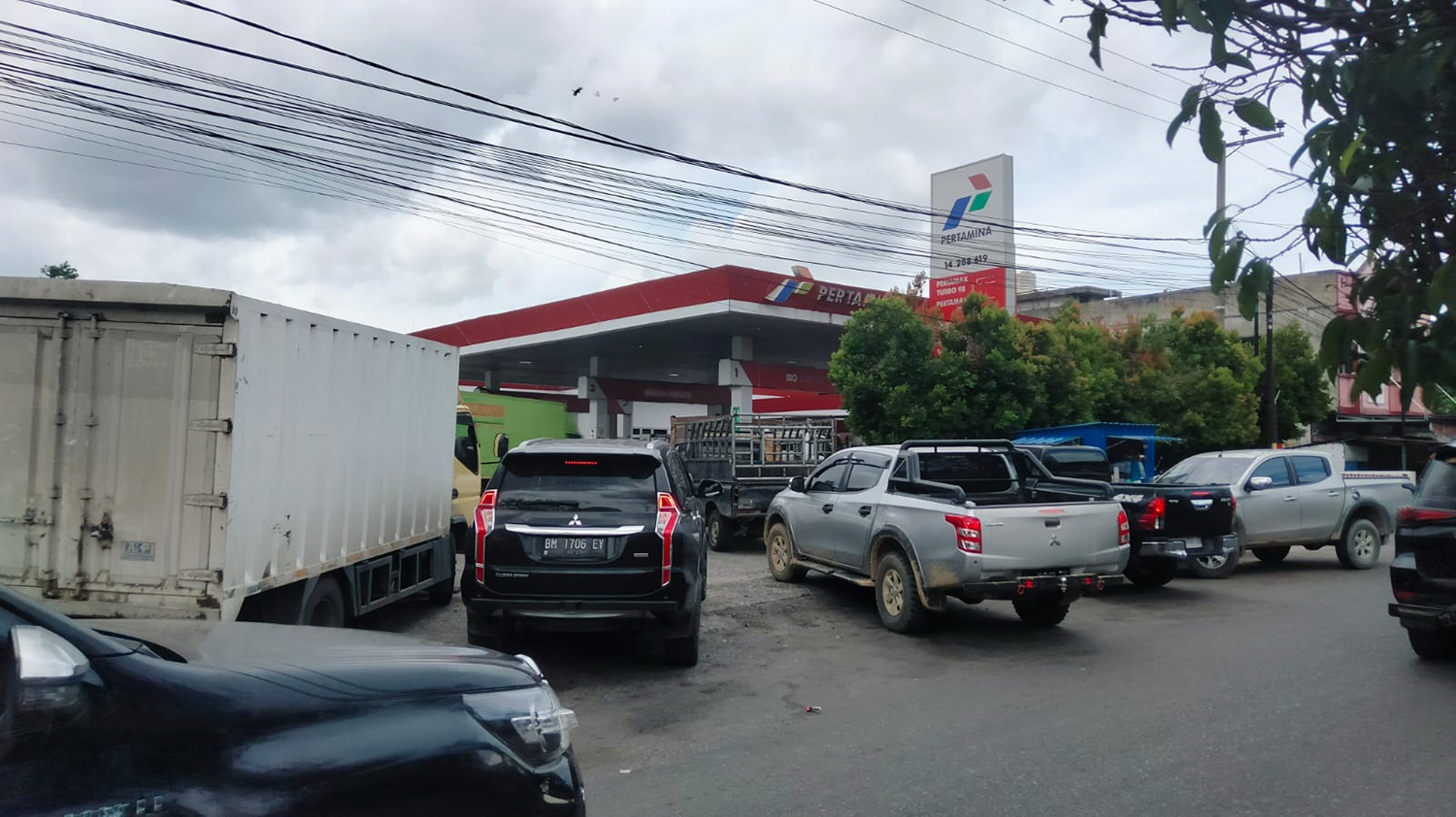 Antrean kendaraan yang akan mengisi BBM di salah satu SPBU di Kota Duri, Kecamatan Mandau, Bengkalis, Rabu (19/11/2025). Akibatnya, terjadi kemacetan di ruas jalan tersebut.