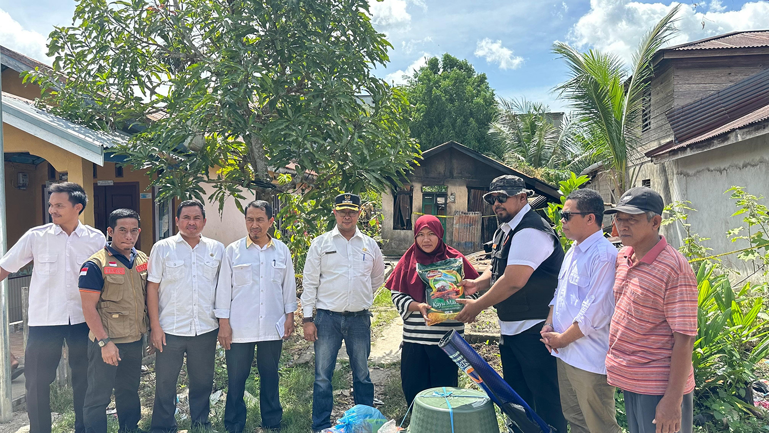 Kabid Kedaruratan dan Logistik BPBD Inhil, Ari Syuria menyalurkan bantuan ke korban yang rumahnya mengalami kebakaran di Kecamatan Tembilahan Hulu, Inhil, Rabu (19/11/2025).
