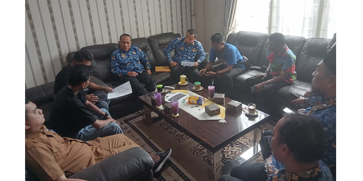 Kepala DPMPTSP Rohil Alkan (empat kiri) menerima kunjungan dari pemuda dan mahasiswa lintas organisasi yang menyoroti keberadaan THM di Bagansiapiapi, baru-baru ini.