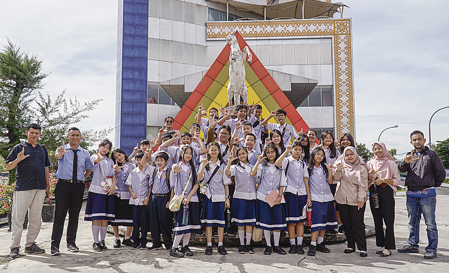 Guru dan pelajar kelas 1-3 dari Sekolah Guan Ming Pekanbaru berfoto bersama saat berkunjung ke redaksi Riau Pos, Pekanbaru, Rabu (19/11/2025) ft: MHD AKHWAN/RIAUPOS