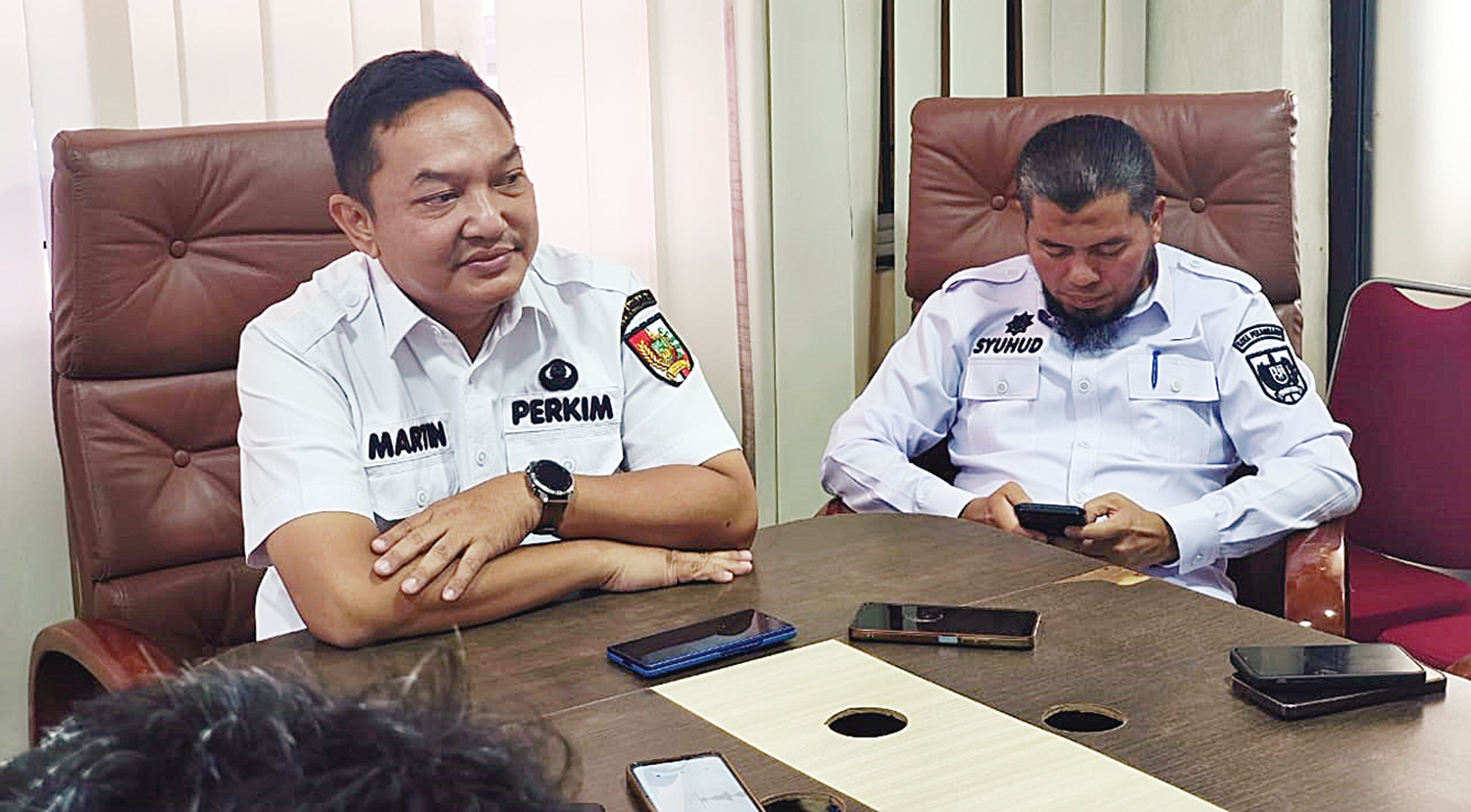Plt Kadis Perkim Pekanbaru Martin Manouluk didampingi Plt Kadiskominfo Pekanbaru M Syuhud memberikan keterangan pers di MPP Pekanbaru, Rabu (19/11/2025).