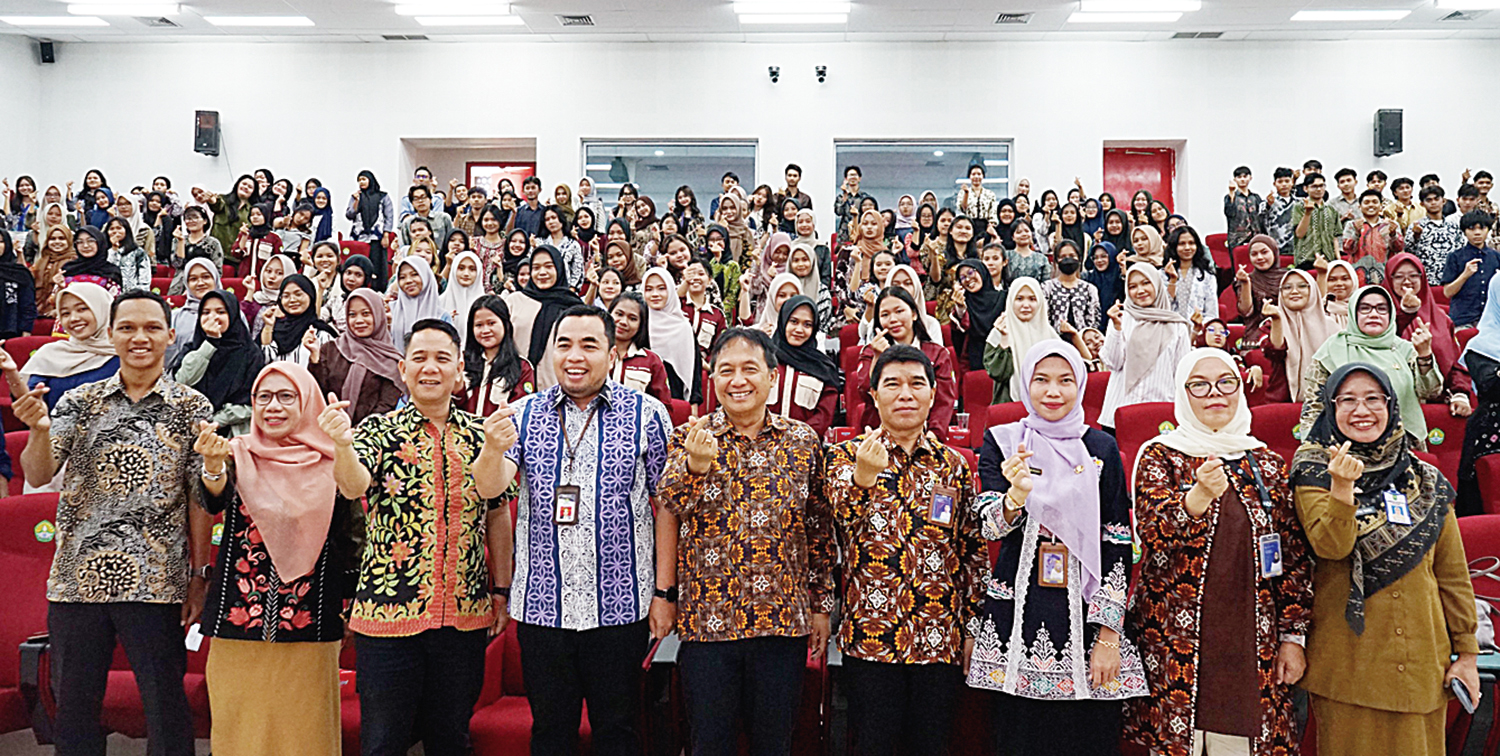 Foto bersama saat kegiatan seminar BKKBN Riau di Unri.