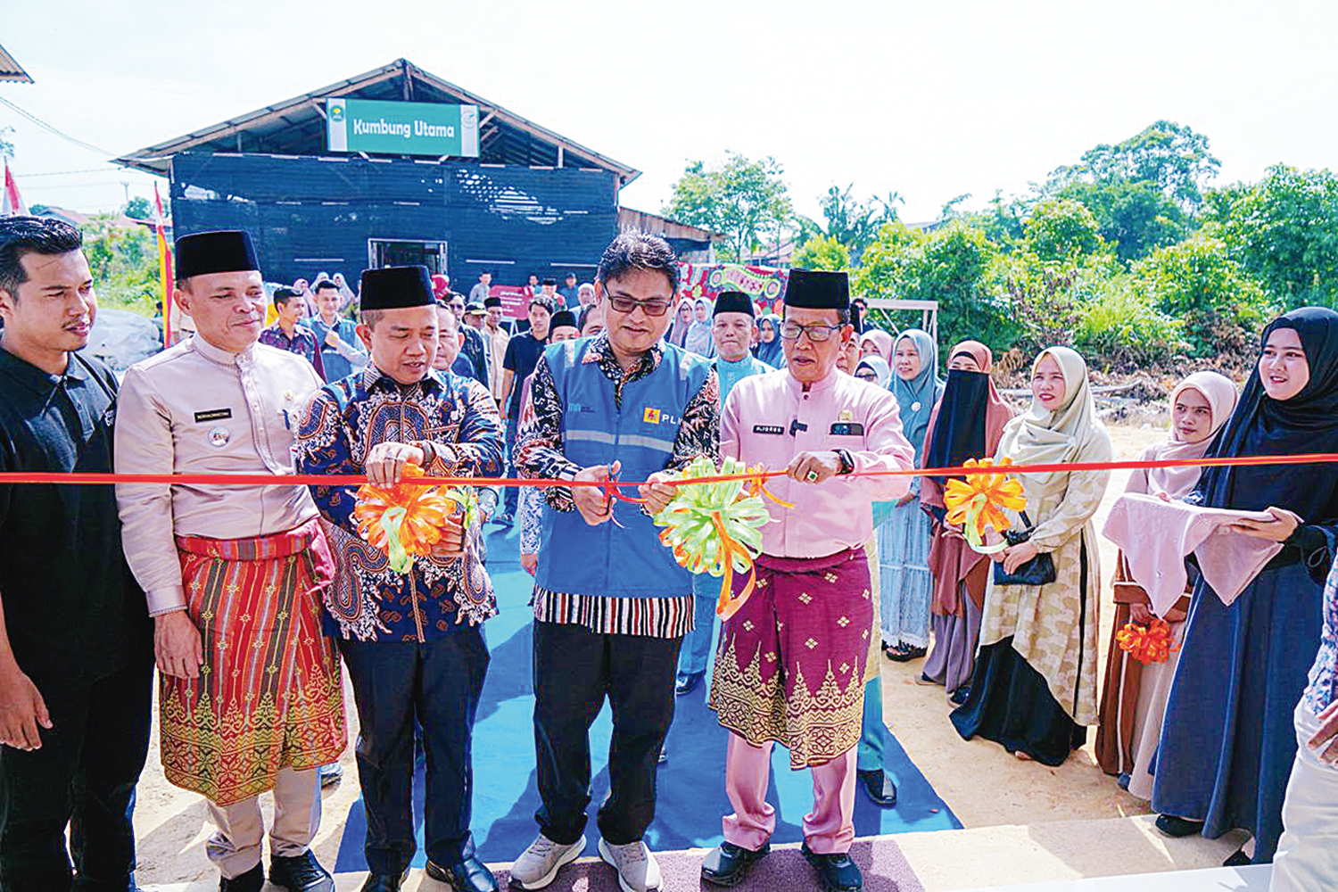 Pihak PLN dan Pemko Pekanbaru melakukan peresmian program TJSL PLN UIP Sumbagteng di Kelurahan Air Putih, Kecamatan Tuah Madani, Pekanbaru.