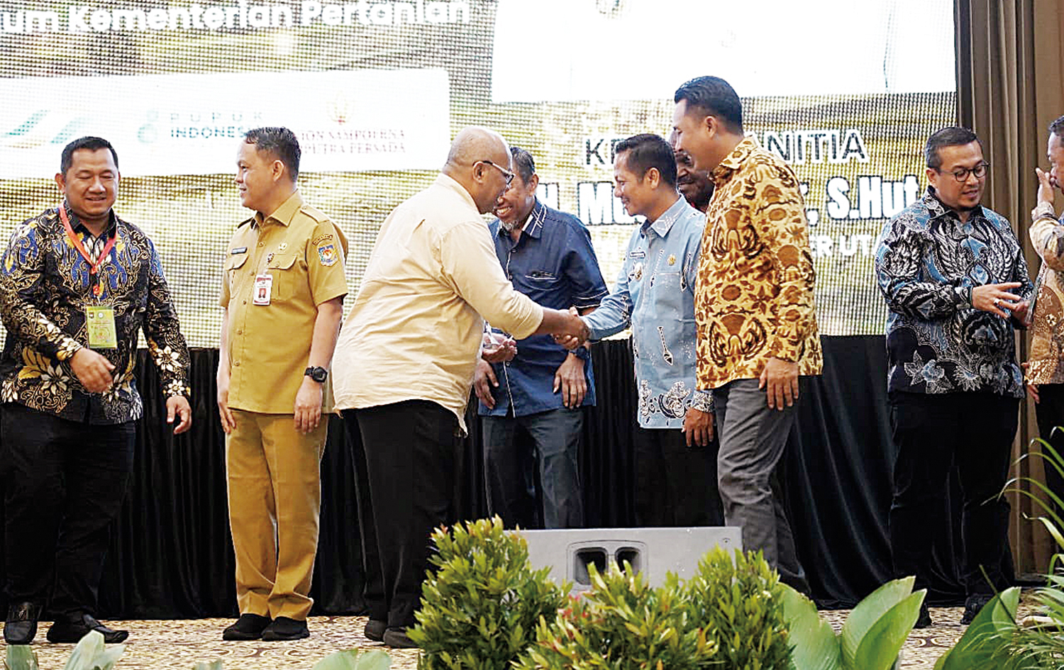 Wakil Bupati Kuansing H Muklisin (batik biru) bersalaman dengan kepala daerah penghasil sawit Indonesia yang hadir dalam Munas II AKPSI di auditorium Kementerian Pertanian RI di Jakarta, Rabu (19/11/2025).