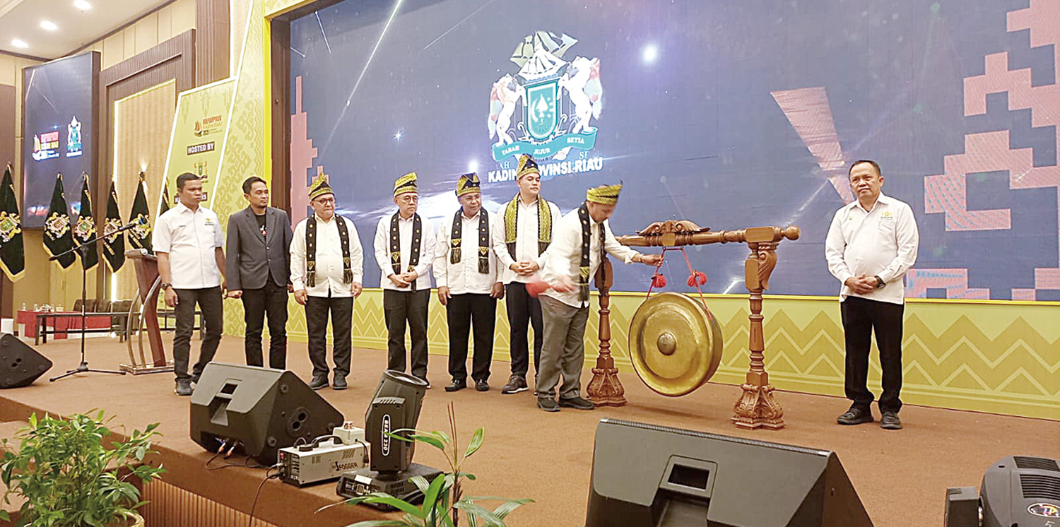 Ketua Umum Kadin Riau Masuri memukul gong saat membuka acara Rapimprov di Hotel Grand Elite Pekanbaru, Rabu (19/11/2025).