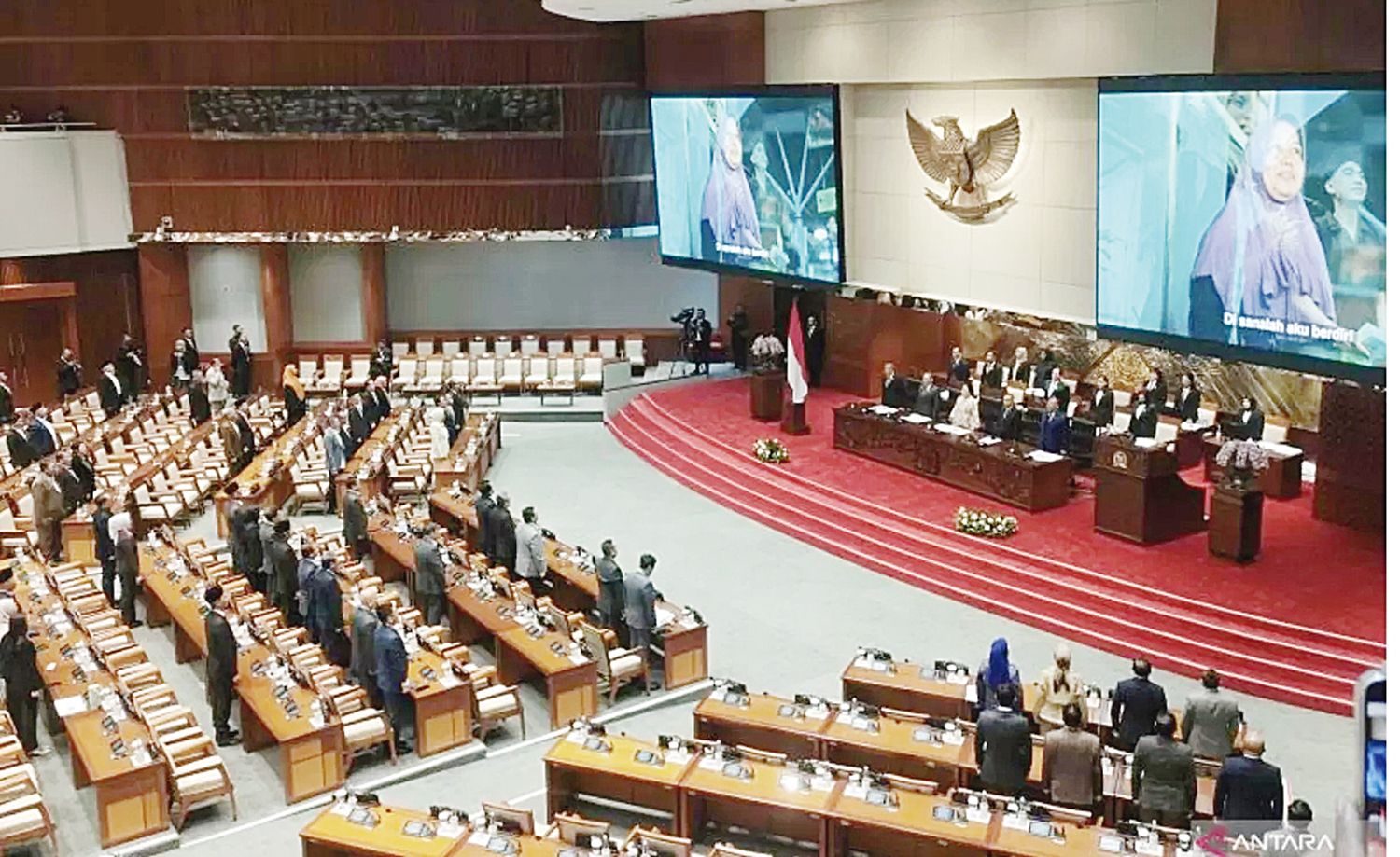 Ketua DPR RI Puan Maharani memimpin rapat paripurna di Kompleks parlemen, Jakarta, Selasa (18/11/2025).