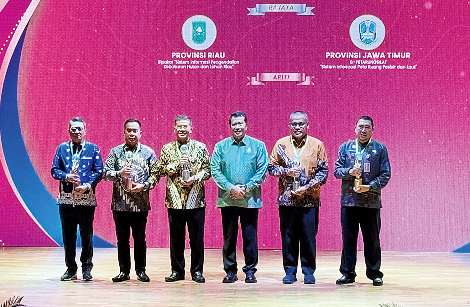 Kepala BPBD Damkar Riau M Edy Afrizal (kiri) usai menerima penghargaan di Jakarta, Selasa (18/11/2025).