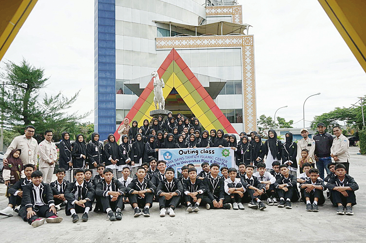 Guru-guru pendamping bersama siswa/wi SMA Sains Tahfizh Islamic Center foto bersama Redaktur Pelaksana Riau Pos Syahrul Mukhlis di depan Graha Pena Riau, Rabu (19/11/2025).
