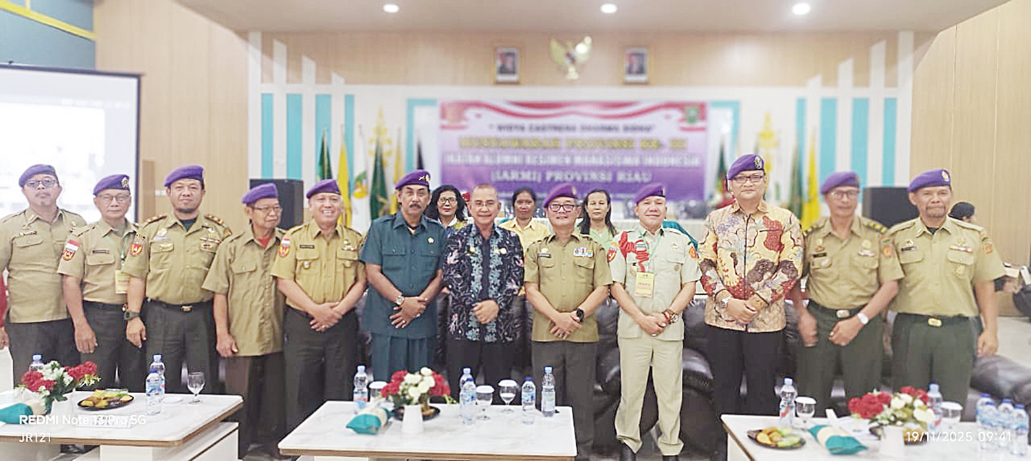 Peserta Musda III IARMI Riau foto bersama ketua terpilih Dr Taufik Arrakhman SH MH (tiga kanan) saat musda di aula Badan Pengembangan Sumber Daya Manusia (BPSDM) Provinsi Riau, Rabu (19/11/2025).