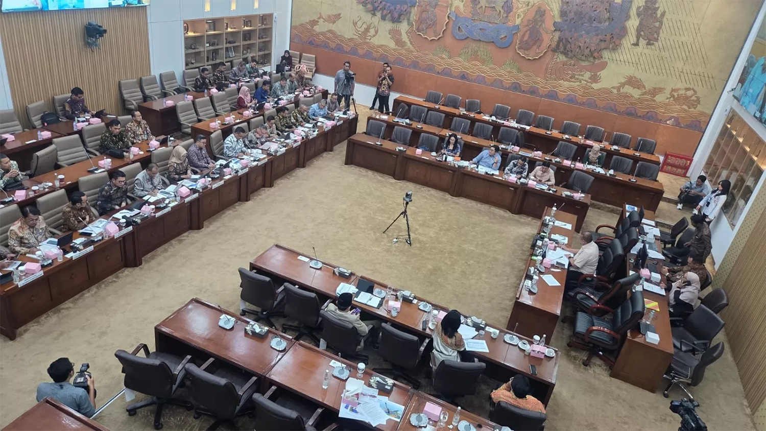 Suasana Rapat Dengar Pendapat (RDP) Komisi VI DPR RI di Kompleks Parlemen Senayan, Jakarta, Rabu (19/11/2025) yang dihadiri Pertamina.