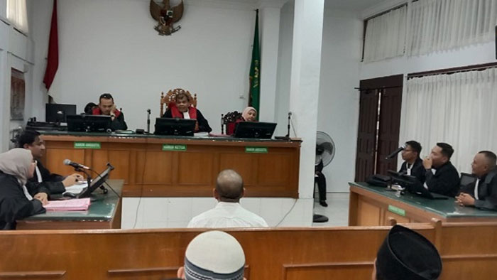 Asri Auzar (kepala plontos) menghadapi sidang perkara dugaan tindak pidana penipuan dan penggelapan di PN Pekanbaru pada Kamis (20/11/2025).