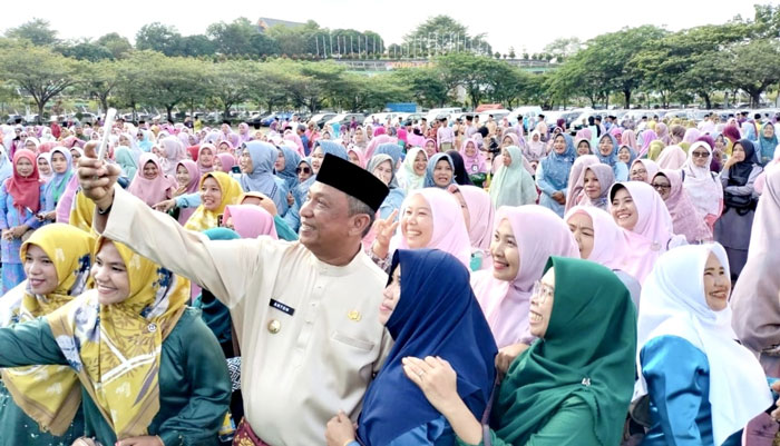 Bupati Rohul Anton ST MM diajak swafoto oleh ratusan guru TK, SD dan SMPN usai upacara di halaman kantor Bupati Rohul, baru-baru ini.