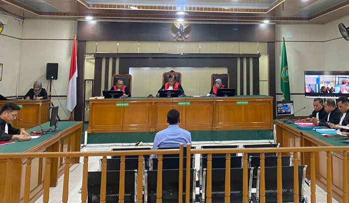 Sidang perdana dugaan tindak pidana korupsi pembangunan Hotel Kuansing, dengan terdakwa Mantan Ketua DPRD Kuansing Muslim, di PN Pekanbaru, Kamis (20/11/2025).