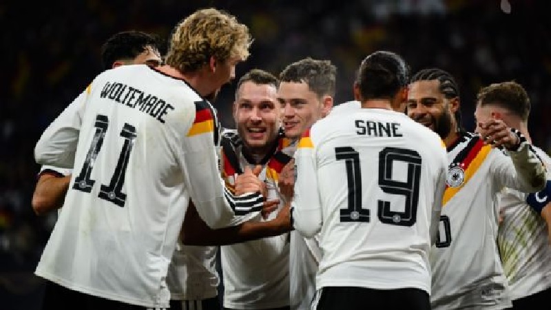Leroy Sane dari Jerman merayakan gol keempatnya bersama Nick Woltemade (kiri) dan Serge Gnabry, Florian Wirtz (tengah) dalam pertandingan kualifikasi Piala Dunia FIFA 2026 antara Jerman dan Slovakia.