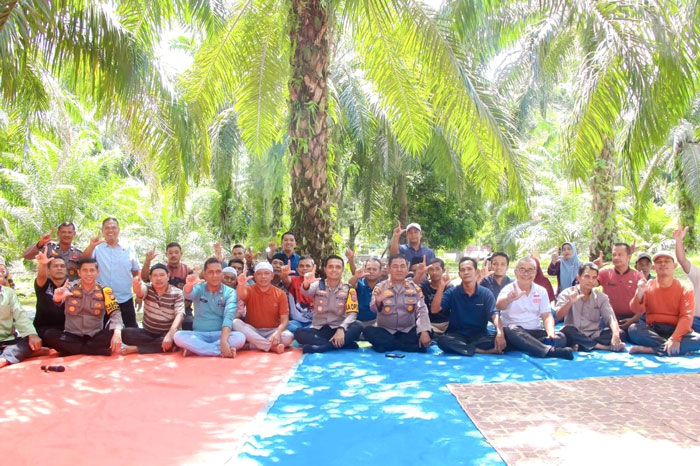 Kapolres Rohul AKBP Emil Eka Putra foto bersama dengan para tokoh masyarakat, adat dan perangkat desa usai temu ramah dan tanam pohon bersama di Desa Rambah Tengah Hulu, Kamis (20/11/2025).