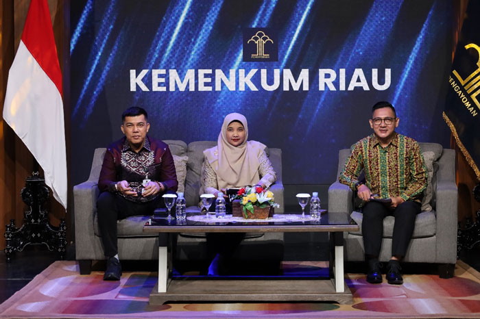 Kepala Kanwil Kemenkum Riau Rudy Hendra Pakpahan (kiri) dan Kadiv P3H Kemenkum Riau Yeni Nel Ikhwan (tengah) tampil pada kegiatan Webinar KUHP baru pada Kamis (20/11/2025).