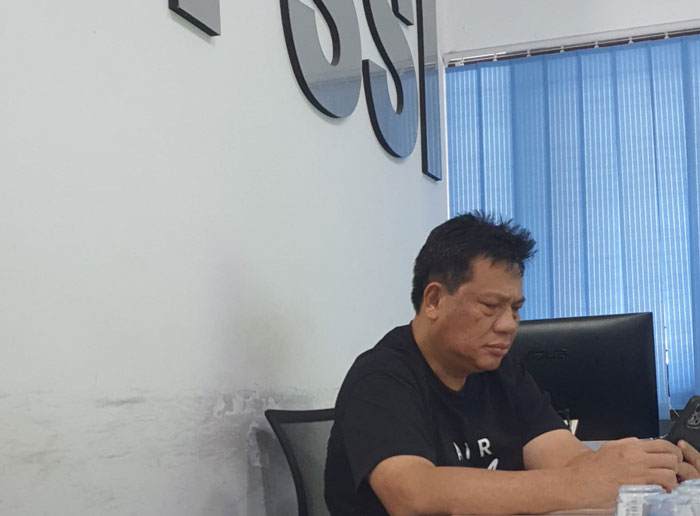 Sekretaris Umum Asprov PSSI Riau Agus Samsir saat memimpin rapat persiapan Kongres Tahunan 2025 di Sekretariat Jalan Pattimura, Pekanbaru.