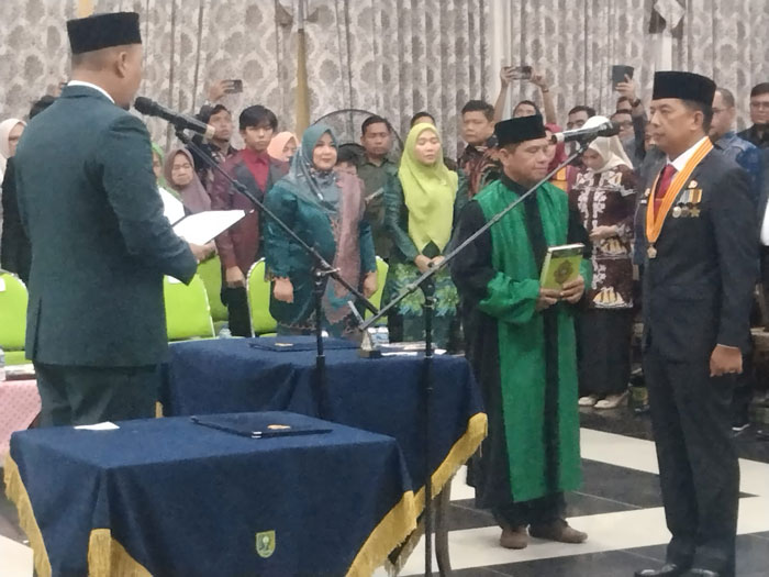 Bupati Inhu, Ade Agus Hartanto S.Sos saat melantik dan mengambil sumpah Zulfahmi Adrian AP MSI sebagai Sekdab di Gedung Sejuta Sungkai Rengat, Rabu (19/11/2025)