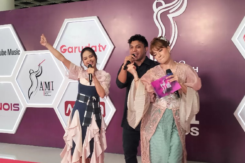 Momen saat pecipta lagu viral Tabola Bale, Siprianus Bhuka alias Silet Open Up seru-seruan di panggung AMI Awards 2025 bersama pembawa acara.