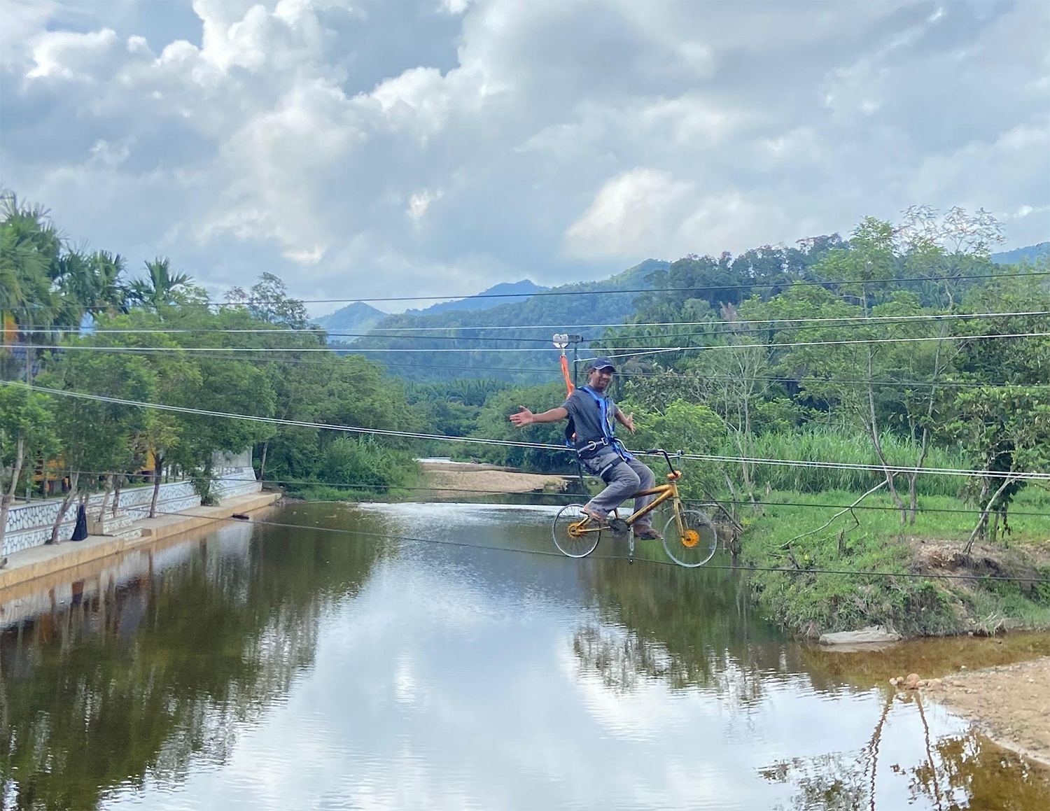 Pengunjung menikmati sepeda gantung di Taman Agrowisata Kerta Wahana Sarilamak (KWS), Lima Puluh Kota-Sumatera Barat, baru-baru ini.