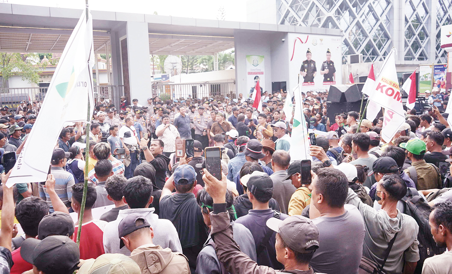 Unjuk Rasa : Ribuan massa melakukan aksi unjuk rasa didepan Gedung Kejaksaan Tinggi Riau, Kamis (20/11/2025). ft : EVAN GUNANZAR/RIAU POS