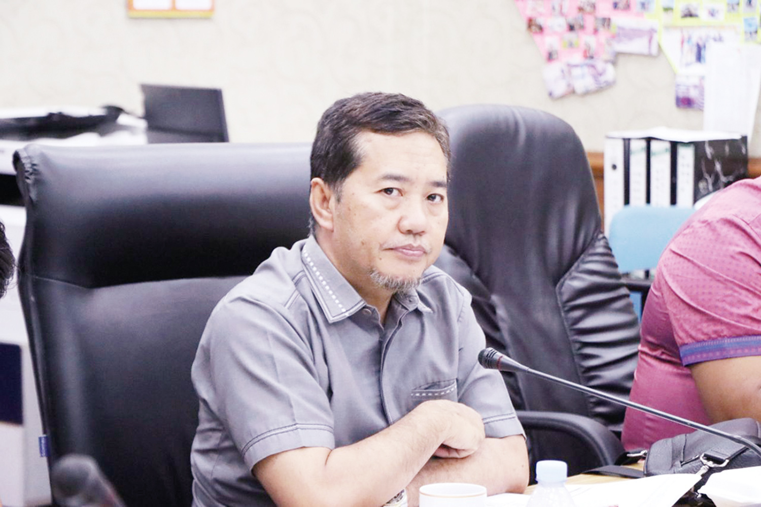 Ketua Komisi II DPRD Riau Adam Syafaat saat memimpin rapat.