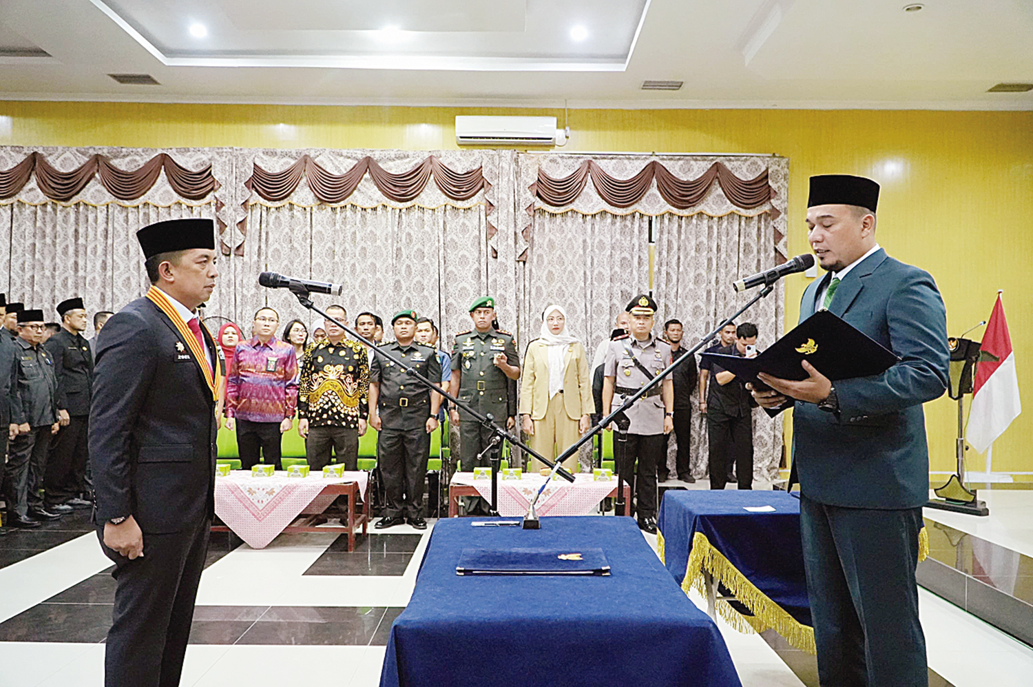 Bupati Inhu Ade Agus Hartanto SSos MSi saat melantik dan mengambil sumpah Zulfahmi Adrian AP MSi sebagai Sekda di Gedung Sejuta Sungkai Rengat, Rabu (19/11/2025).