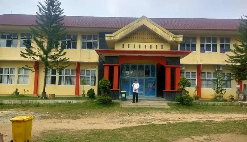Kepala SMPN 6 Teluk Kuantan Kecamatan Kuantan Tengah, Masdian SPd saat berada di lingkungan sekolah.
