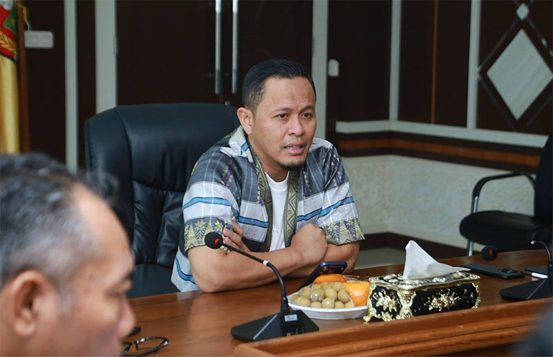 Wako Pekanbaru Agung Nugroho memimpin rapat TAPD untuk evaluasi anggaran dan menajamkan program prioritas daerah, Kamis (20/11/2025).