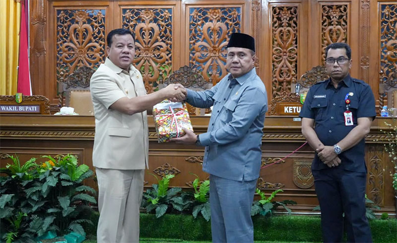 Bupati Kuansing Dr H Suhardiman Amby MM, menyerahkan RAPBD 2026 pada Ketua DPRD Kuansing, H Juprizal SE MSi, Kamis (20/11/2025) malam.