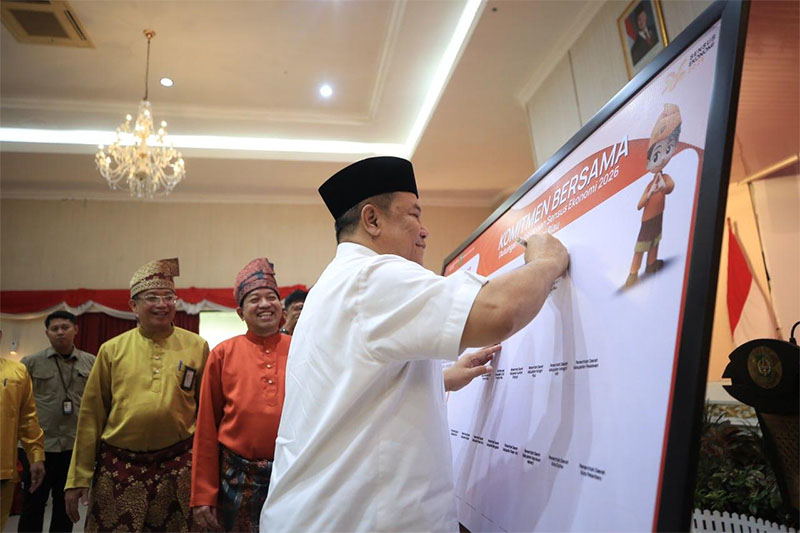 Plt Gubernur Riau SF Hariyanto menandatangani komitmen bersama dukungan sensus ekonomi 2026 di gedung daerah Riau, Jumat (21/11/2025).