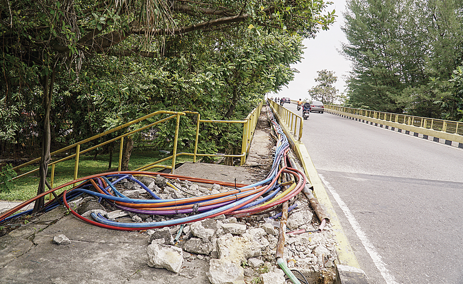 Kabel fiber optic yang berada di jalur pejalan kaki jembatan Siak 1 akan segera dipindahkan kebawah jembatan, dikarenakan menganggu kenyaman dan keselamatan pejalan kaki yang akan melintas, Pekanbaru, Kamis (20/11/2025) ft: MHD AKHWAN/RIAUPOS