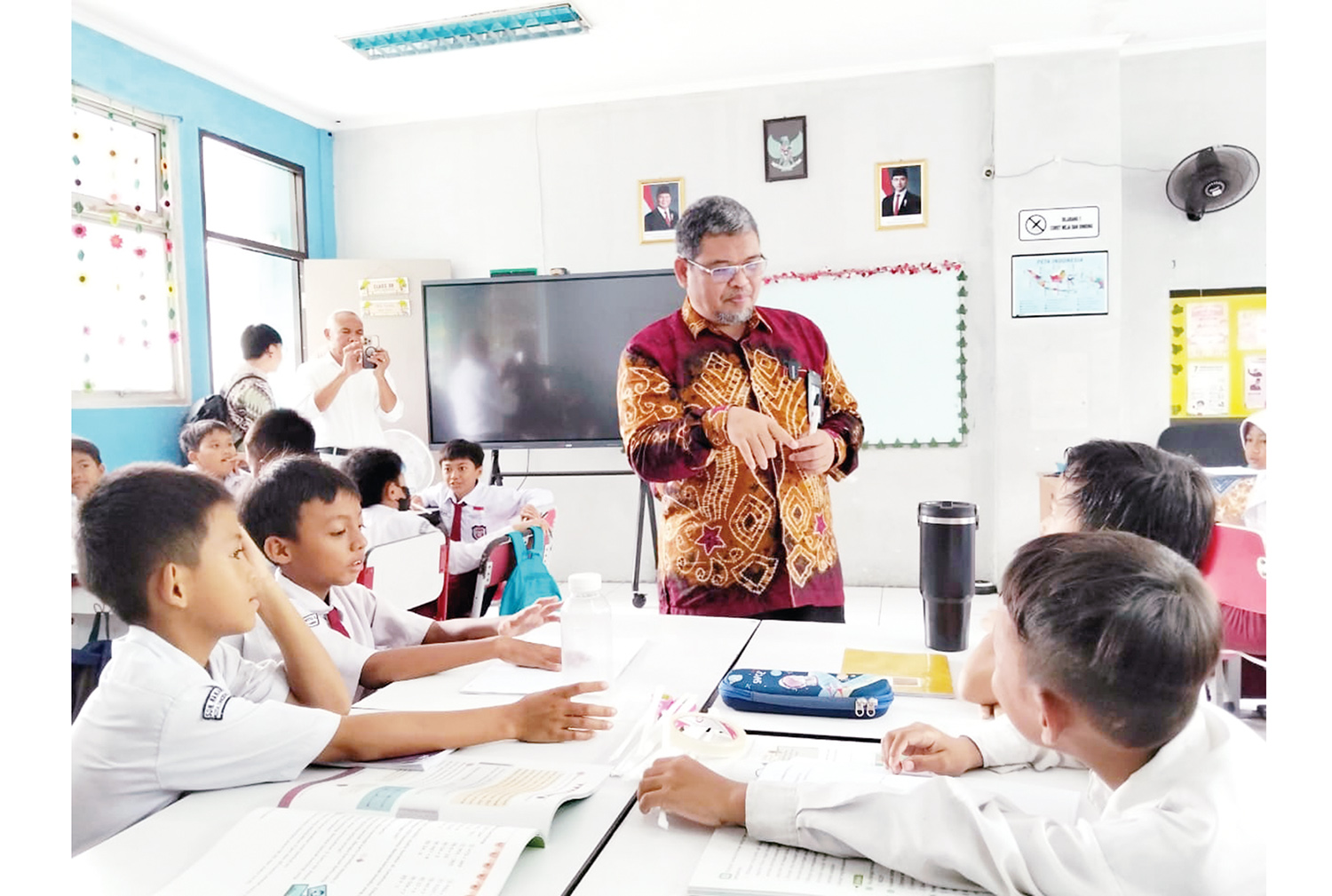 Direktur Kepala Sekolah, Pengawas Sekolah, dan Tenaga Kependidikan Kemendikdasmen Iwan Junaidi menjadi guru di SDN Rawa Buntu 03, Kota Tangerang Selatan, Kamis (20/11/2025). Menyambut Hari Guru Nasional 2025, pejabat Kemendikdasmen turun menjadi guru di s