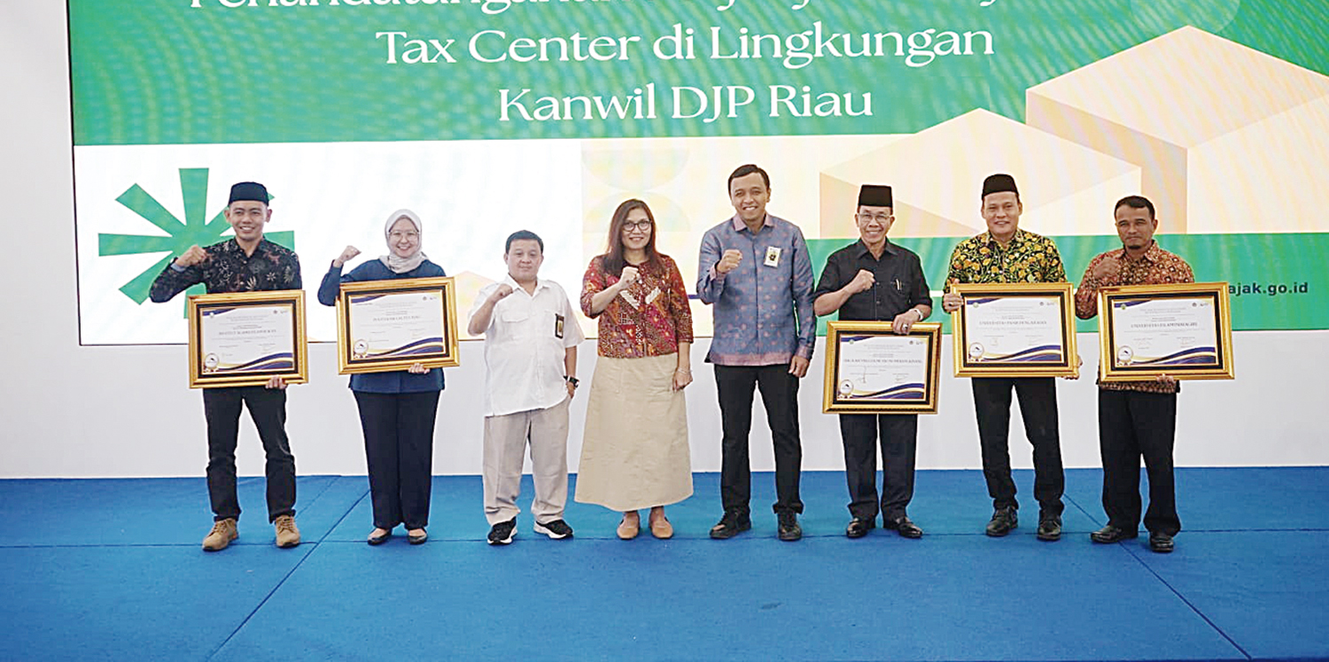 Direktur Penyuluhan Pelayanan dan Hubungan Masyarakat Direktorat Jenderal Pajak Rosmali (empat kiri), Kepala Kantor Wilayah (Kanwil) Direktorat Jenderal Pajak (DJP) Riau Ardiyanto Basuki (empat kanan) foto bersama rekanan saat acara Tax Center dan Renjani