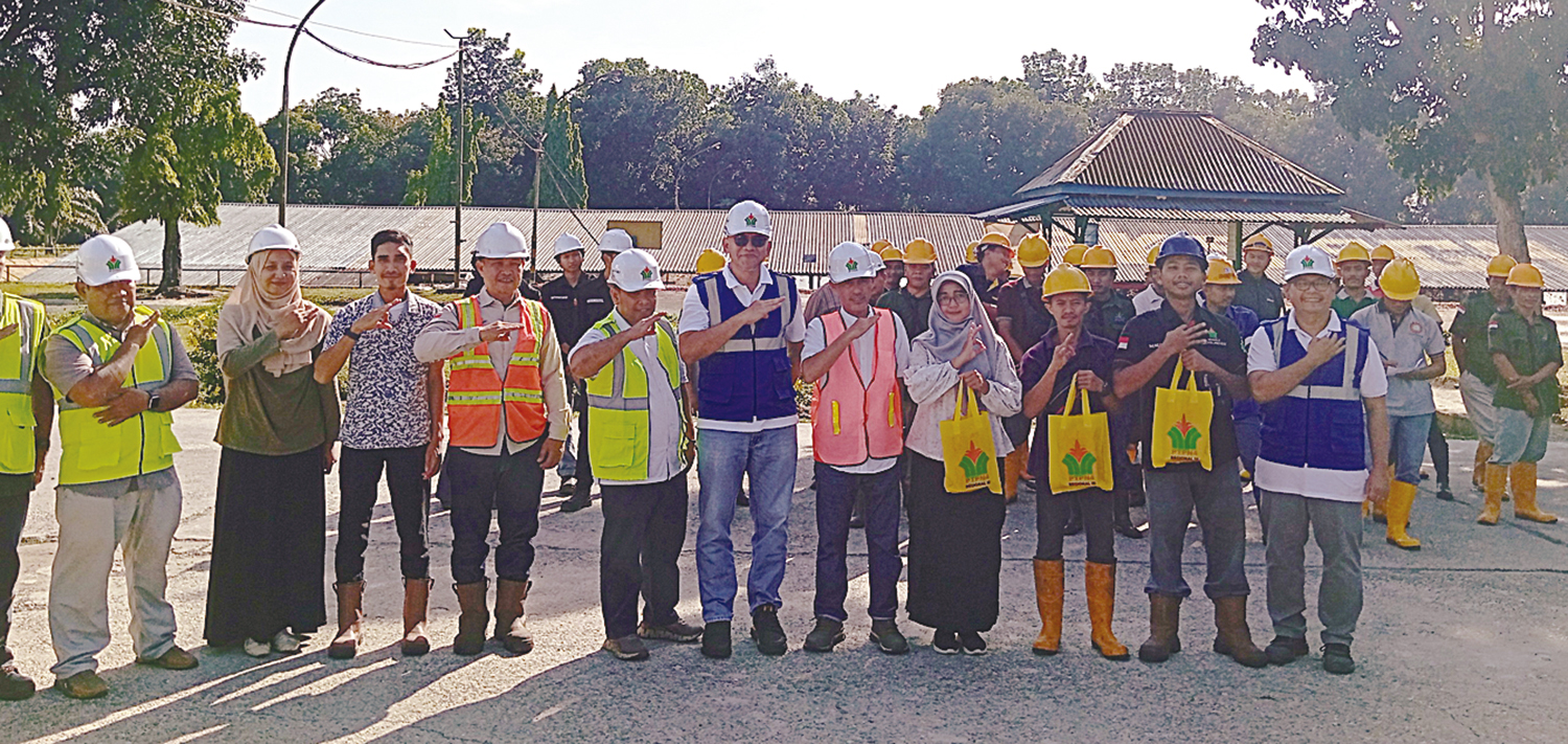 Manajemen PTPN IV Regional III foto bersama saat mengikuti acara sadar K3 yang dimulai di Pabrik Kelapa Sawit (PKS) Sungai Galuh, beberapa waktu lalu.