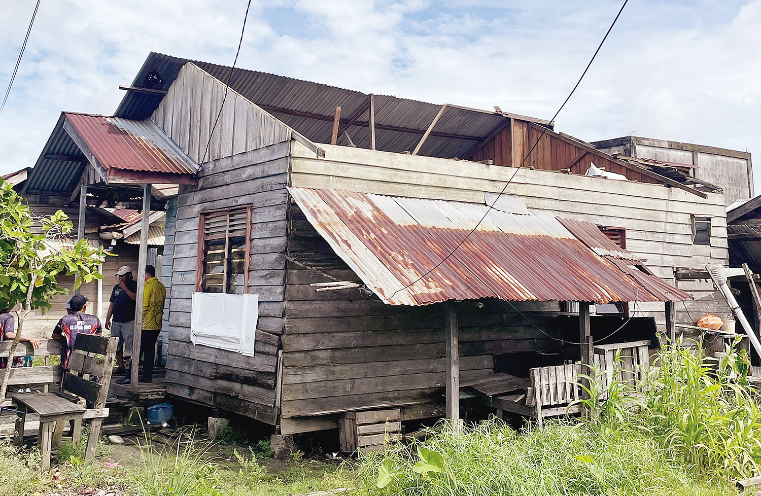 Atap rumah Margono mengalami kerusakan usai diterjang angin puting beliung, Rabu (19/11/2025) malam.