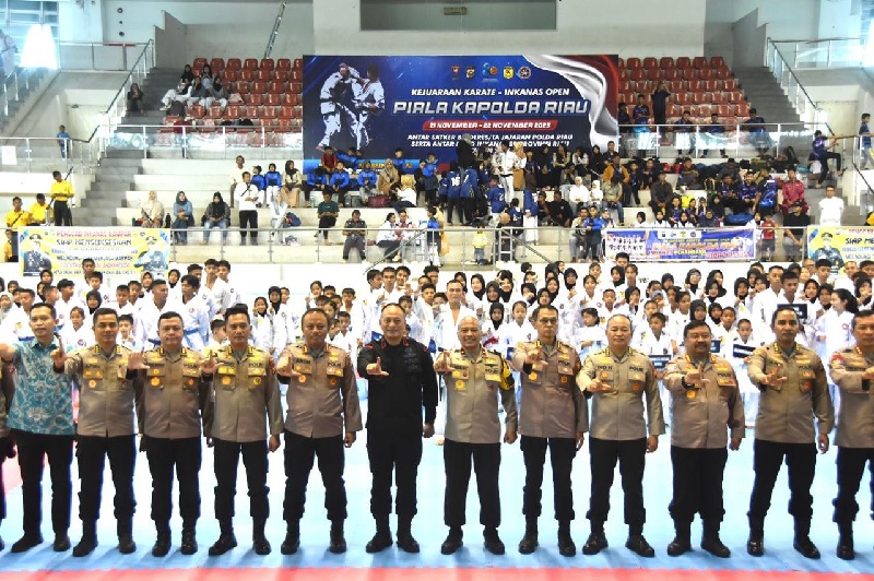 Wakapolda Riau Brigjen Pol Adrianto Jossy meresmikan Kejuaraan Karate Inkanas Open Piala Kapolda Riau 2025 yang diikuti 712 karateka.