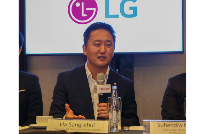 President of LG Electronics Indonesia, Ha Sang-chul saat memaparkan produk unggulan LG, Jumat (21/11/2025).
