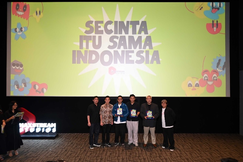 Para pemenang kompetisi film pendek Secinta Itu Sama Indonesia (SISI) foto bersama usai menerima hadiah.