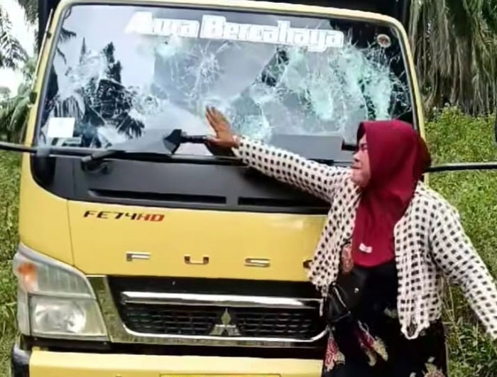 Tangkapan layar unggahan Facebook memperlihatkan sepeda motor dan mobil truk yang dirusak di area perkebunan kelapa sawit Desa Sinama Nenek, Tapung Hulu, Kabupaten Kampar, Rabu (19/11/2025).