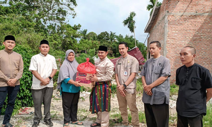 Pemko Pekanbaru melalui Camat Tenayan Raya, Abdul Barri, telah menyalurkan bantuan sembako kepada warga terdampak angin puting beliung.