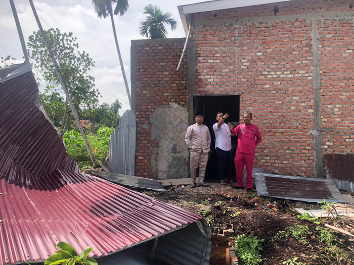 Camat Tenayan Raya, Abdul Barri, turun meninjau lokasi rumah warga terdampak puting beliung.