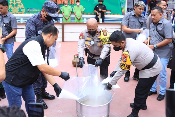 Wakapolda Riau Brigjen Pol Jossy Kusumo bersama Kepala BNNP Riau Brigjen Pol Christ Reinhard Pusung musnahkan 19 kg sabu di halaman belakang Mapolres Inhil, Jumat (21/11/2025).