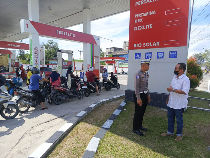 Ratusan sepeda motor terlihat antrean di SPBU Jalan Sudirman dan diawasi pihak petugas dari Satkantas Polresta Bengkalis, Kamis (20/11/2025) sore.